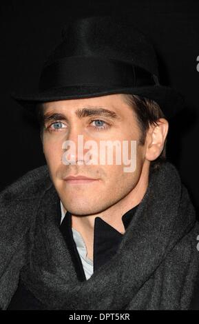 Jan 30, 2009 - Santa Barbra, California, Stati Uniti d'America - XXIV Edizione Santa Barbara Film Festival. JAKE GYLLENHAAL in un nero stile fedoira cappello e sciarpa grigio. (Credito Immagine: Â© Scott Kirkland/Globe foto/ZUMAPRESS.com) Foto Stock