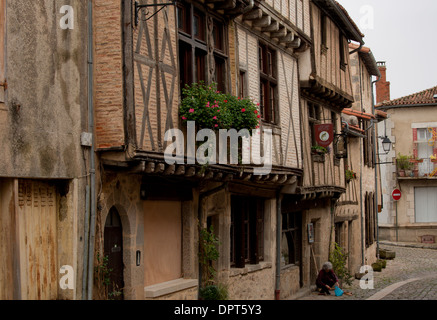 Rue de la Vau Saint-Jacques (Chemin de Saint-Jacques de Compostelle), Parthenay, Francia Foto Stock