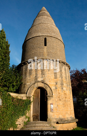 Un misterioso vecchio edificio, la Lanterne des morts, (lanterna dei morti) nella città medievale di Sarlat Dordogne, Francia. Foto Stock