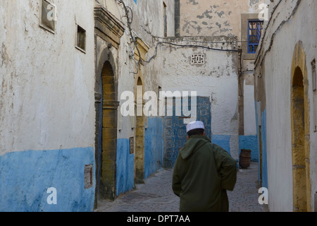 Marocco Essaouira, l'atmosfera di un vicolo della medina Foto Stock