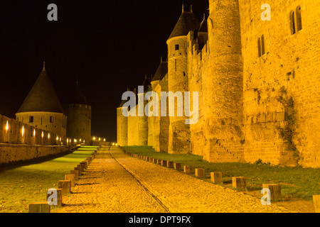 Le fortificazioni medievali dell'antica cittadella di Carcassonne e a sud-ovest della Francia Foto Stock