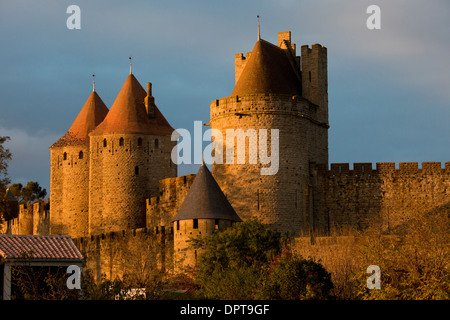 Le fortificazioni medievali dell'antica cittadella di Carcassonne e a sud-ovest della Francia, la mattina presto Foto Stock