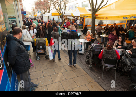 Commerciale occupato high street con street cafe. Foto Stock