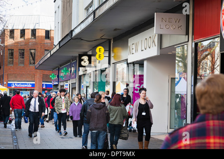 Commerciale occupato high street strada commerciale di Portsmouth. Foto Stock