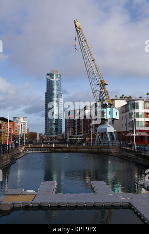 Gunwharf Quays con Dock e gru n. 1: Gunwharf Quays edificio. Foto Stock