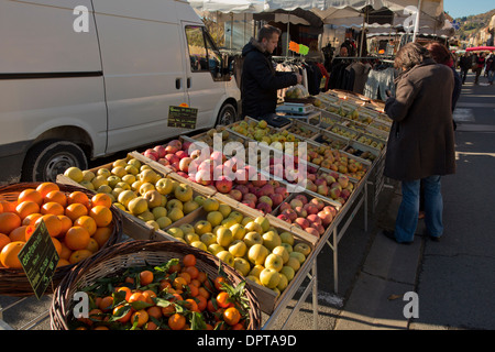 Mercato agricolo il giorno, - frutta, verdura e prodotti locali, - in St Cyprien, Dordogne, Francia. Foto Stock