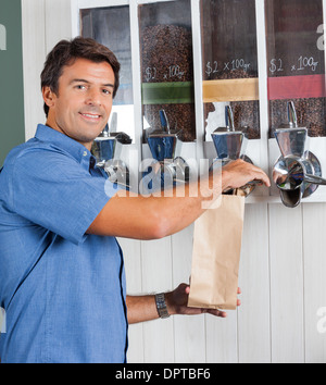 L'uomo la scelta di caffè dal distributore automatico Foto Stock