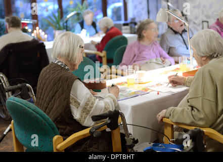 Berlino, Germania. Xviii Dicembre, 2013. Senior residenti sedersi attorno ai tavoli in sala comune del pensionamento protestante home in Albestrasse a Berlino, Germania, 18 dicembre 2013. Foto: Britta Pedersen/dpa/Alamy Live News Foto Stock