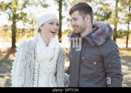 Allegro giovane in abbigliamento invernale nel bosco Foto Stock