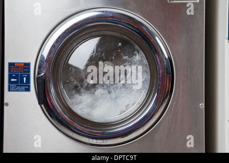 Acqua di filatura in lavatrice Foto Stock