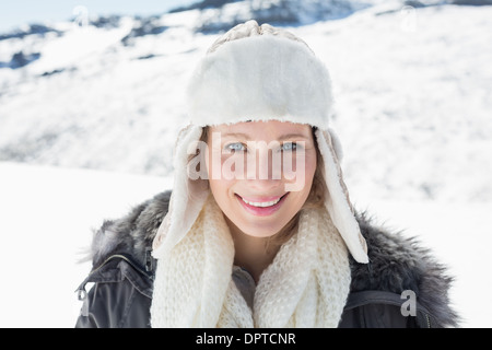 Donna in abiti caldi su paesaggi innevati Foto Stock