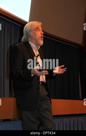 Jan 12, 2009 - Ginevra, Svizzera - ROLF HEUER, direttore generale del CERN, indirizzi personale al suo discorso inaugurale nei pressi di Ginevra. Il CERN (Centro europeo per la ricerca nucleare) ha sviluppato il Large Hadron Collider (LHC) per effettuare la ricerca in collisioni di particelle ad alta energia. I protoni accelerati a vicino alla velocità della luce in direzioni opposte attorno ad un 27km circolare tunnel sotterraneo su Foto Stock