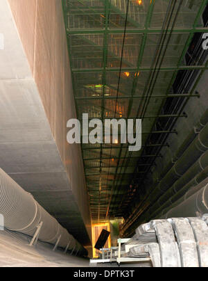 Jan 12, 2009 - Ginevra, Svizzera - Un 90m profondo pozzo di accesso al sistema CMS (Compact Muon Solenoid) rivelatore con il Large Hadron Collider nei pressi di Ginevra. Il CERN ( il Centro europeo per la ricerca nucleare) ha sviluppato il Large Hadron Collider (LHC) per effettuare la ricerca in collisioni di particelle ad alta energia. I protoni accelerati a vicino alla velocità della luce in direzioni opposte attorno ad un 27km circolare Foto Stock