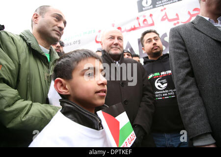 Feb 14, 2009 - Londra, Inghilterra, Regno Unito - un convoglio di aiuti ha lasciato Londra Westminster per Gaza sabato 14 febbraio. Essa ha effettuato i vestiti, medicine, giocattoli e coperte per la popolazione di Gaza. La Viva Palestina convoglio è stato organizzato da GEORGE GALLOWAY MP (nella foto) per sollevare la consapevolezza circa la situazione di Gaza e di portare aiuto alle persone che ci lavorano. Il convoglio si travel Foto Stock