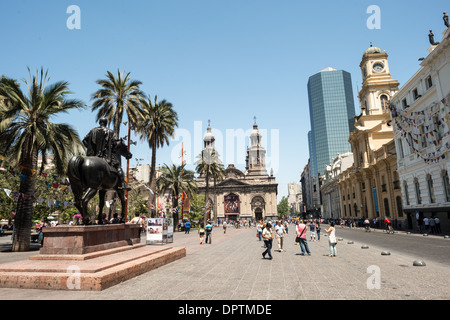 Plaza De Armas Pedro De Valdivia Statua Santiago del Cile // SANTIAGO del Cile - Plaza de Armas, la storica piazza principale di Santiago, presenta la statua di spicco del conquistador spagnolo Pedro de Valdivia, che fondò la città nel 1541. La neoclassica cattedrale metropolitana, risalente alla fine del XVIII secolo, si erge come uno dei monumenti architettonici più significativi della piazza. Questa piazza centrale è stata il principale spazio di ritrovo civico e sociale di Santiago sin dalla fondazione della città. la piazza è circondata da importanti edifici storici, tra cui l'Ufficio postale centrale e il RO Foto Stock