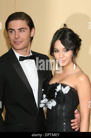 Feb 22, 2009 - Hollywood, California, Stati Uniti d'America - attrice Vanessa Hudgens e Zac Efron arrivando al 81st annuale di Academy Awards tenutosi presso il Kodak Theatre di Hollywood. (Credito Immagine: © Paul Fenton/ZUMA Press) Foto Stock