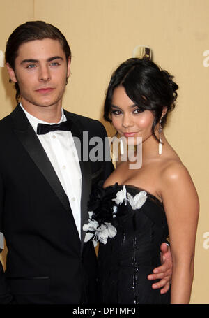 Feb 22, 2009 - Hollywood, California, Stati Uniti d'America - attrice Vanessa Hudgens e Zac Efron arrivando al 81st annuale di Academy Awards tenutosi presso il Kodak Theatre di Hollywood. (Credito Immagine: © Paul Fenton/ZUMA Press) Foto Stock