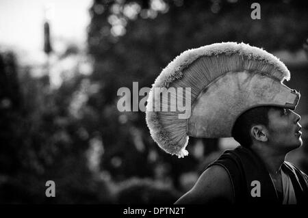 Mar 11, 2009 - Katmandu, Bagmati, Nepal - Lontano dagli occhi di disapprovazione dei suoi anziani, una lama tibetano indossa il suo cappello il contrario. Dopo 50 anni di lotta per un 'Free Tibet", il Dalai Lama pone le proprie speranze alle generazioni future, che egli dice sono forti nel "spirito tibetano'. Molti temono che una volta che il XIV Dalai Lama muore, irrequieti elementi dovranno ricorrere alla violenza per g Foto Stock