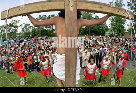 10 apr 2009 - Conroe, Texas, Stati Uniti d'America - Migliaia di persone si riuniscono per testimoniare una rievocazione della crocifissione di Gesù il Venerdì Santo al Sacro Cuore chiesa cattolica. (Credito Immagine: © Eric Swist/ZUMA Press) Foto Stock