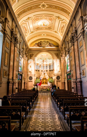 SANTIAGO DEL CILE - Cappella nella Cattedrale Metropolitana di Santiago (Catedral Metropolitana de Santiago) nel cuore di Santiago del Cile, di fronte a Plaza de Armas. L'originale cattedrale fu costruita durante il periodo 1748 al 1800 (con conseguente alterazione) di un design neoclassico. Foto Stock