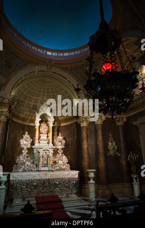 SANTIAGO DEL CILE - Una piccola cappella con un raffinato altare d'argento nella Cattedrale Metropolitana di Santiago (Catedral Metropolitana de Santiago) nel cuore di Santiago del Cile, di fronte a Plaza de Armas. L'originale cattedrale fu costruita durante il periodo 1748 al 1800 (con conseguente alterazione) di un design neoclassico. Foto Stock