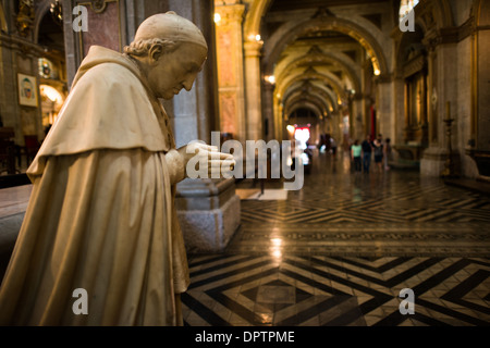 SANTIAGO, Cile - Una statua religiosa si trova all'interno della cattedrale metropolitana, che esemplifica l'arte devozionale cattolica tradizionale. Il pezzo scultoreo contribuisce alla collezione di opere d'arte religiose della cattedrale, ospitata all'interno dell'edificio neoclassico del XVIII secolo. Questa statua rappresenta parte della continua tradizione dell'arte religiosa nelle chiese cattoliche cilene. Foto Stock