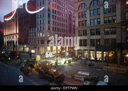 New York, Stati Uniti d'America. Il 15 gennaio 2014. Una vista dal nuovo nuovo edificio scolastico su 63 5th Ave alla tredicesima strada in costruzione. L'acqua pausa principale si è verificato proprio di fronte la costruzione in corso per la costruzione. Credito: Mansura Khanam/Alamy Live News Foto Stock