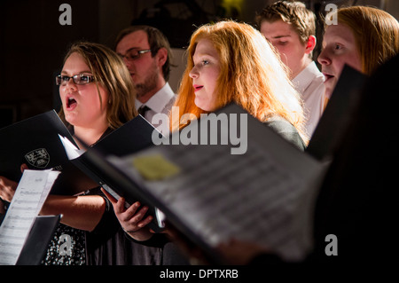 Un gruppo di Aberystwyth gli studenti universitari di uomini e donne a mantenere la lamiera musica canto in un coro amatoriale, REGNO UNITO Foto Stock