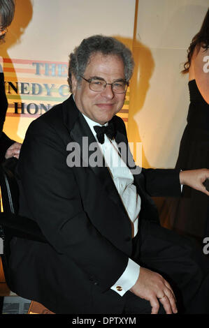 Dic 08, 2008 - Washington, Distretto di Columbia, Stati Uniti d'America - Itzhak Perlman durante gli arrivi al trentunesimo annuale di Kennedy Center Honors Gala si è tenuto 8 Dicembre presso la John F. Kennedy Center for the Performing Arts di Washington, DC. (Credito Immagine: © Tina Fultz/ZUMA Press) Foto Stock