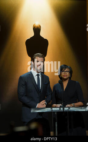 Los Angeles, Stati Uniti d'America. 16 gennaio, 2014. Attore Chris Hemsworth (L) e l'Accademia delle Arti e delle scienze cinematografiche Presidente Cheryl Boone Isaacs parlare al 86º Academy Awards candidature annuncio, all'Accademia delle Arti e delle scienze cinematografiche, in Beverly Hills, in California, negli Stati Uniti, gennaio 16, 2014. Oscar si svolgerà il 2 marzo 2014 presso il Teatro Dolby in Hollywood, la California. Credito: Yang Lei/Xinhua/Alamy Live News Foto Stock