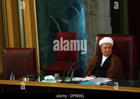 Mar 10, 2009 - Teheran, Iran - Presidente del gruppo di esperti e Iran dell ex presidente Ali Akbar Hashemi Rafsanjani parla durante il montaggio degli esperti in Iran il vecchio parlamento a Teheran. Il gruppo di esperti è un corpo clericale che elegge il leader supremo, in questo caso, Rafsanjani con 51 dei 79 voti. (Credito Immagine: © Hossein Fatemi/ZUMA Press) Foto Stock