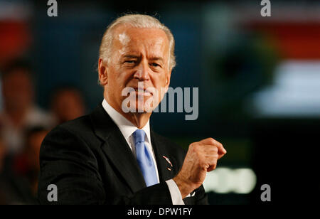 Apr 16, 2009 - Jefferson City, Missouri, Stati Uniti d'America - Vice Presidente USA Joe Biden parla di unione di lavoratori presso un ABB Inc. trasformatore fabbrica nella città di Jefferson, Mo. giovedì 16 aprile 2009. Biden ha discusso l'amministrazione economica dell atto di recupero e di come essa è la costruzione di una economia del ventunesimo secolo nel Missouri e in tutta la nazione attraverso programmi di costruire attorno a fonti di energia rinnovabili e a bolste Foto Stock