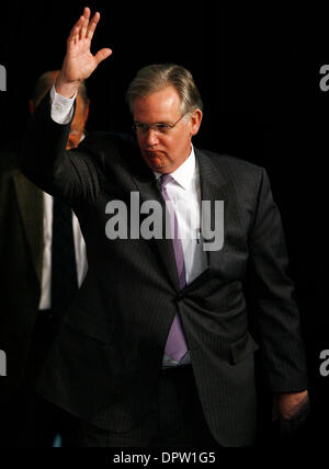 Apr 16, 2009 - Jefferson City, Missouri, Stati Uniti d'America - Missouri governatore JAY NIXON arriva con unione lavoratori presso un ABB Inc. trasformatore fabbrica nella città di Jefferson, Mo. giovedì 16 aprile 2009. Biden ha discusso l'amministrazione economica dell atto di recupero e di come essa è la costruzione di una economia del ventunesimo secolo nel Missouri e in tutta la nazione attraverso programmi di costruire attorno a fonti di energia rinnovabili e a bol Foto Stock