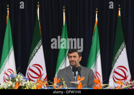 Aprile 18, 2009 - Teheran, Iran - Iran del Presidente Mahmoud Ahmadinejad parla durante l'Iran Esercito del giorno presso il mausoleo del tardo rivoluzionario fondatore Ayatollah Ruhollah Khomeini, appena fuori di Tehran, Iran. (Hossein Fatemi/ZUMA Press) Foto Stock