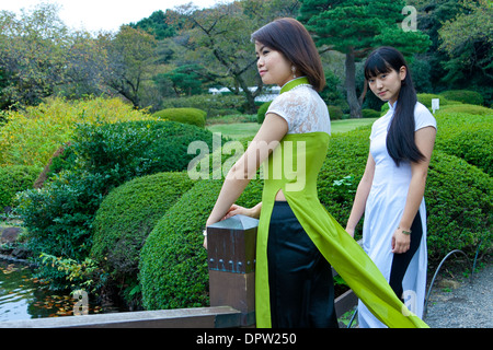 Due giovani donne che guardano da un lato. Foto Stock