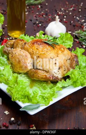 Il pollo al forno con insalata Foto Stock