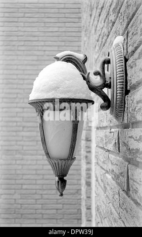 Lampada esterna attaccata ad un muro di casa Foto Stock