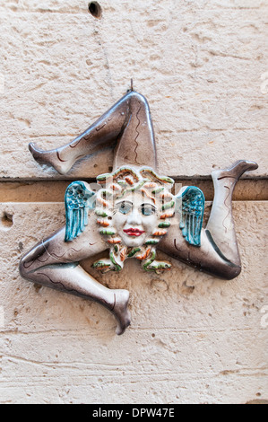 L'Italia, sicilia, Siracusa: Trinacria, una testa di donna con serpenti circondata da tre gambe), il siciliano emblema Foto Stock