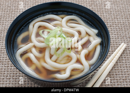 Udon tagliatelle in una zuppa di base con lo scalogno noto come Kake udon o su udon in cucina giapponese Foto Stock