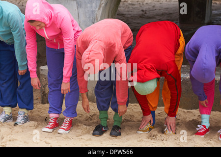 Bodies in Urban Spaces gli artisti con felpe colorate danno un arco alla fine della loro performance a Bournemouth, Dorset UK nel mese di giugno Foto Stock