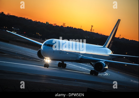 Delta Airlines jet nella colorata bagliore del tramonto all'Aeroporto Internazionale Hartsfield-Jackson di Atlanta in Atlanta, Georgia. (USA) Foto Stock