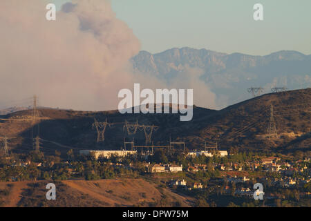 Glendora, California, Stati Uniti d'America. 16 gennaio, 2014. Vigili del fuoco combattono una spazzola incendio nelle colline sopra Glendora . L'incendio scoppiato appena prima del 6am . Le relazioni dicono che le evacuazioni obbligatorie sono state rilasciate per tutte le case a nord della Sierra Madre Avenue da Azusa limiti della città ad ovest di Colby sentiero di montagna. La mattina presto pendolari rallentato dal traffico sul 210 freeway Credito: Duncan Selby/Alamy Live News Foto Stock