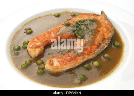 Salmone fritto con verde di salsa al peperoncino Foto Stock