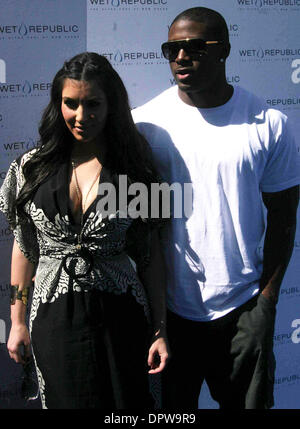 K61524EG.Kim Kardashian apre la stagione in piscina al Wet Repubblica piscina presso il M.G.M. Granad Resort and Casino Las Vegas NV 03-28-2009.Foto di Ed Geller-Globe foto.KIM KARDASHIAN REGGIE BUSH (credito Immagine: © Ed Geller/Globe foto/ZUMAPRESS.com) Foto Stock