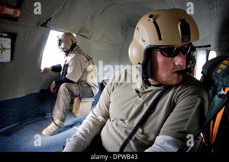 05 maggio 2009 - Sharana, Afghanistan - imprenditori privati guardare per minacce mentre battenti fornisce personale e discostarsi dalla posizione di avanzamento base operativa della Sharana airfield. (Credito Immagine: © John Goodman/ZUMA Press) Foto Stock