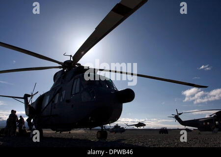 05 maggio 2009 - Sharana, Afghanistan - imprenditori privati battenti fornisce personale e arrivano e partono da Avanzamento base operativa della Sharana airfield. (Credito Immagine: © John Goodman/ZUMA Press) Foto Stock