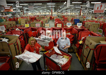 Ai lavoratori del settore postale presso la Glasgow Centro posta gestire alcuni dei 2,8 m elementi di posta di Natale Foto Stock