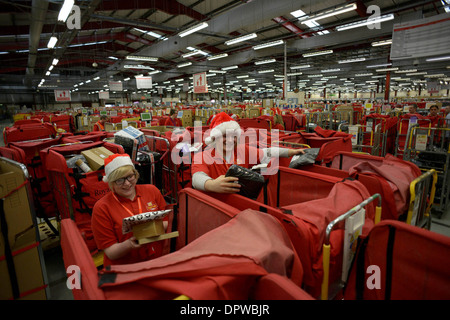 Ai lavoratori del settore postale presso la Glasgow Centro posta gestire alcuni dei 2,8 m elementi di posta di Natale Foto Stock