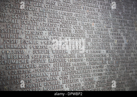 Dettaglio di soldati nomi sulla targa in ottone a Langemark cimitero militare tedesco Foto Stock