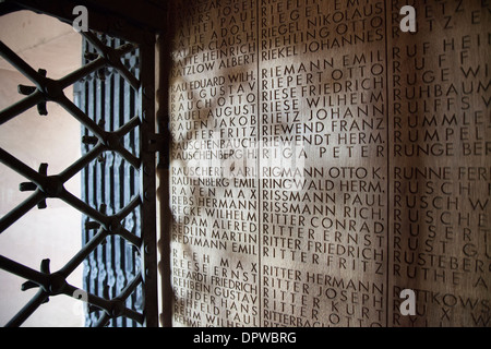 Dettaglio dei nomi di soldati a Langemark cimitero militare tedesco Foto Stock